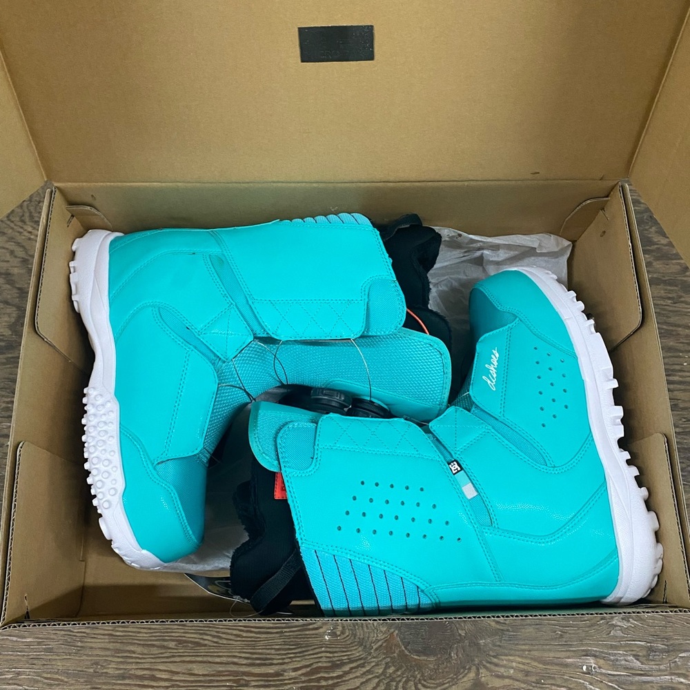Brand New BOA System Women’s DC snowboarding boots size 9
